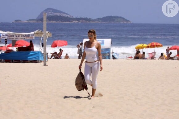 Rita Guedes deixa praia do Leblon
