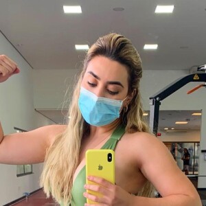 Naiara Azevedo pratica exercícios regularmente para manter a forma