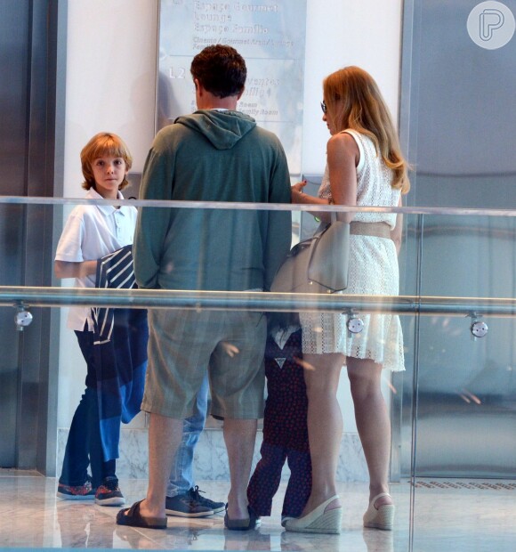 Luciano Huck e Angélica aguardam elevador com os filhos após irem a uma loja de brinquedos. Casal levou Eva, Benício e Joaquim a um shopping no Rio de Janeiro