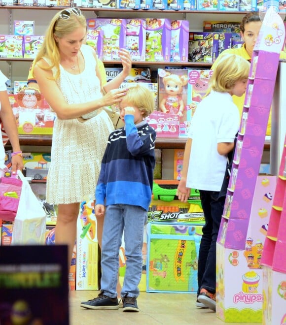 Angélica consola o filho Benício em uma loja de brinquedos no Rio. Filho do meio da apresentadora chorou enquanto visitava o espaço, que fica no shopping Village Mall, na Zona Oeste da cidade