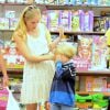 Luciano Huck e Angélica levam os filhos, Eva, Benício e Joaquim, a uma loja de brinquedos, no Rio