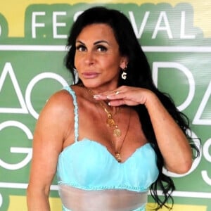 Corpo de Gretchen aos 61 anos: cantora mostra barriga sarada e nega plástica