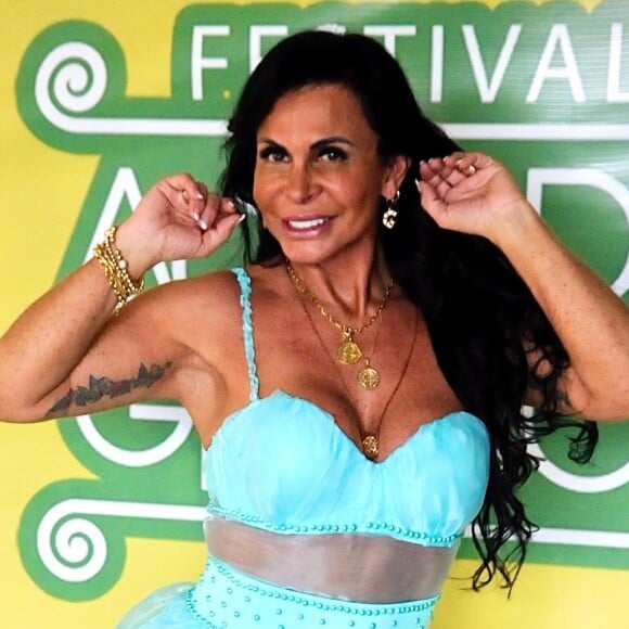 Cantora Gretchen impressiona por barriga chapada aos 61 anos e garante: 'Exercício'