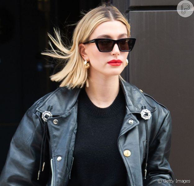 Hailey Bieber aposta na moda inspirada nos anos 90 ao montar seus looks