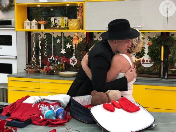 Ana Maria Braga exibe foto abraçando Paulo Gustavo e desabafa: 'Com o coração na mão por esse garoto'