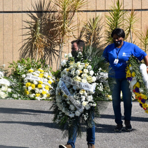 Paulo Gustavo recebeu muitas coroas de flores de amigos e familiares