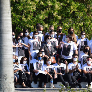 Ao final da cremação de Paulo Gustavo, o ator foi homenageado por todos, que posaram para uma foto usando uma camisa personalizada