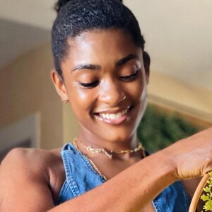 Primeira casa própria de Erika Januza tem jardim e piscina