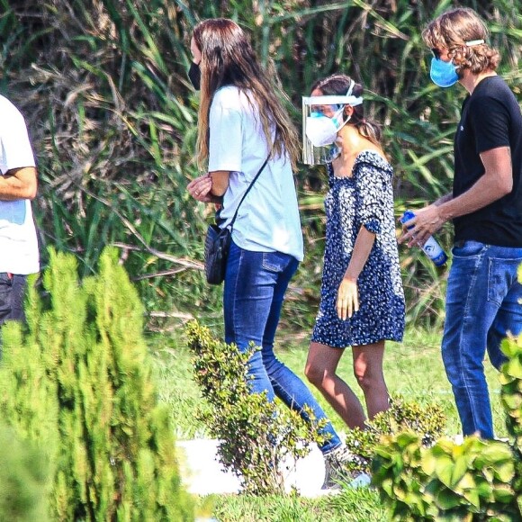 Tatá Werneck usou duas máscaras, um face shield e carregou álcool nas mãos em cremação de Paulo Gustavo