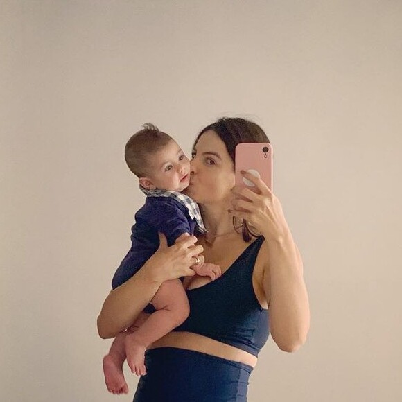 Sthefany Brito se derreteu ao falar do filho: 'Cada vez q ele me olha, além desse sorriso escancarado no meu rosto, minha alma sorri junto!'