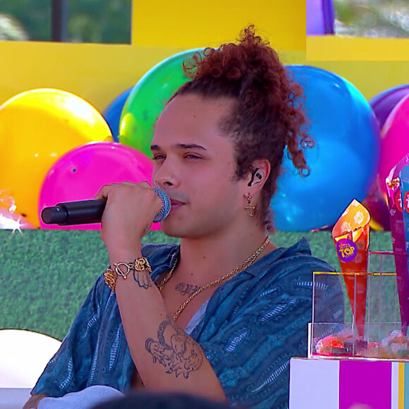 Vitão rejeita críticas contra Whindersson Nunes após polêmica do humorista com Luísa Sonza na web