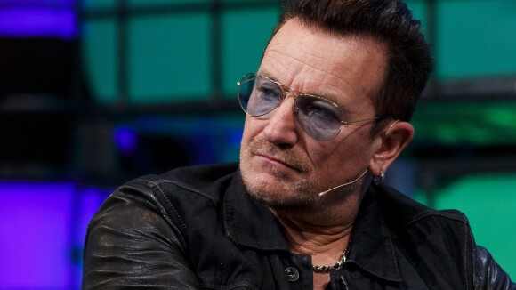 Bono Vox, do U2, sofre acidente andando de bicicleta e fratura o braço