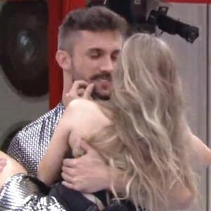 Carla Diaz decretou fim com Arthur Picoli após assistir VTs do 'BBB21'