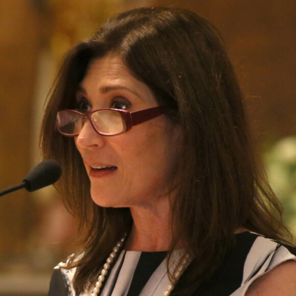 Irmã de Bárbara Bruno, Beth Goulart revelou que atriz, internada com Covid, foi para o quarto