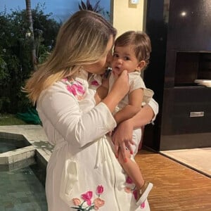 Marília Mendonça 'apresenta' bastidores de trabalho para o filho, Léo: 'Fizeram amizade'