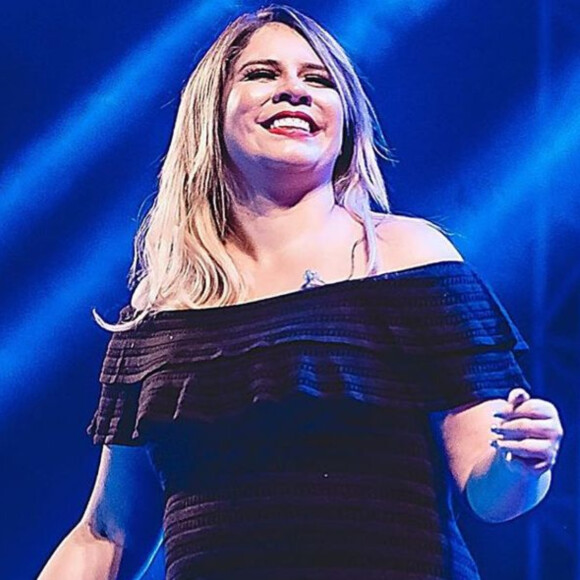 Marília Mendonça usa vestido de R$ 13 mil em live e peça a 'inspira' para tattoo. Entenda!