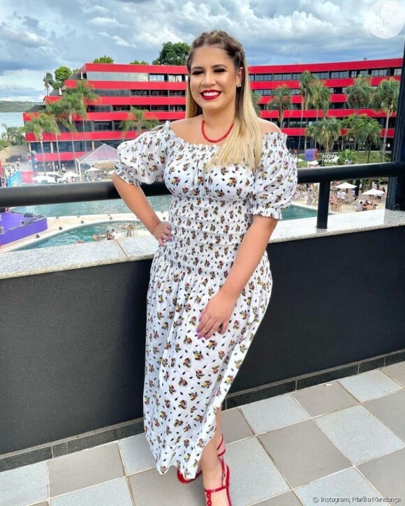 Marília Mendonça é fã de vestidos em seus looks de show