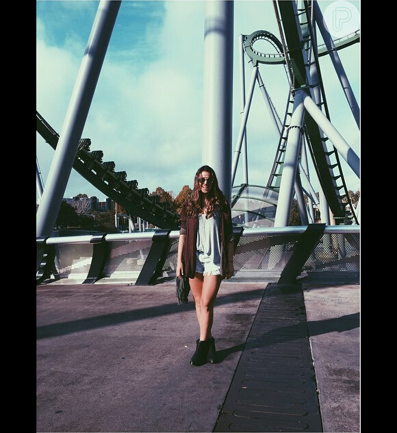 Bruna Marquezine postou foto no Instagram passeando pelos Estados Unidos. '#Universal Studios', legendou a atriz a foto na entrada do famoso parque em Orlando