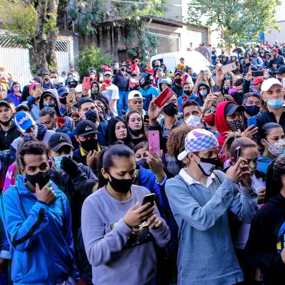 Multidão cercou a quadra da Unidos de Vila Maria, local do velório de MC Kevin