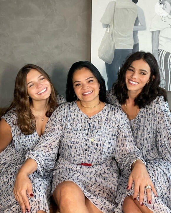 Bruna Marquezine com a mãe, Neide, e a irmã, Luana