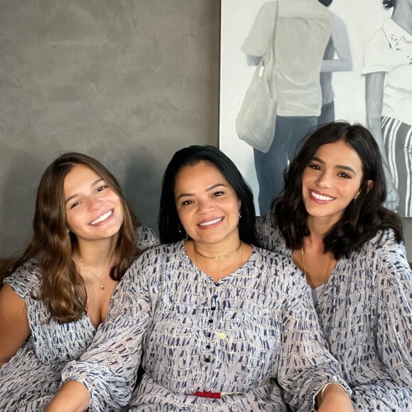 Bruna Marquezine com a mãe, Neide, e a irmã, Luana