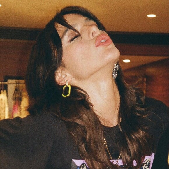 Bruna Marquezine assumiu que não esperava ficar tão emocionada ao se ver em uma revista