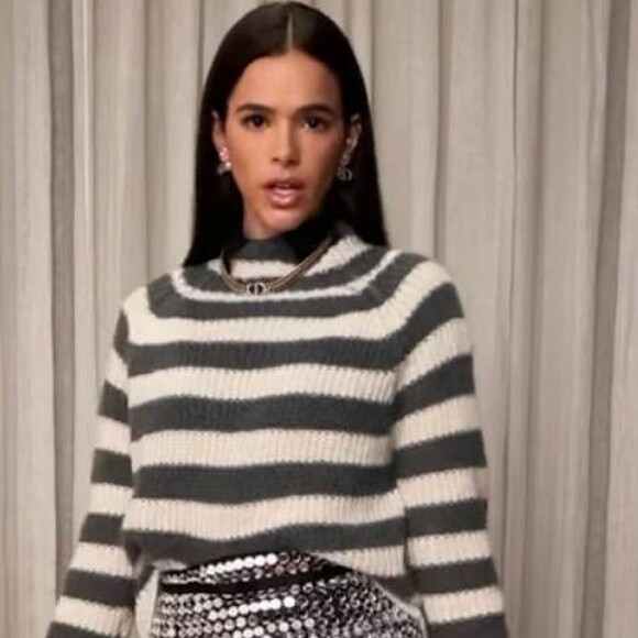 Bruna Marquezine fez história! A atriz foi capa da primeira revista de moda holográfica do Brasil