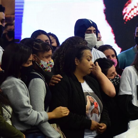 Mãe de MC Kevin questionou MC VK, amigo do seu filho: 'Eu vi você falando 'minha vida está de ponta cabeça'. Imagina como está a minha?'