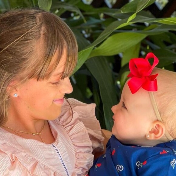 Filha caçula de Roberto Justus, Vicky ganha primeira boneca de Rafa Justus. Foto!
