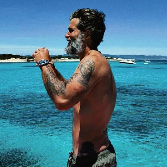 Bruno Gagliasso vem exibindo os cabelos volumosos em viagem a Madri