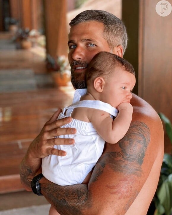 Bruno Gagliasso com o filho caçula, Zyan, de 10 meses