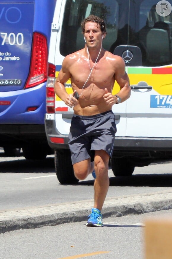 Ex-marido de Fiorella Mattheis, Flávio Canto se exercita em praia do Rio, nesta terça-feira, 18 de novembro de 2014
