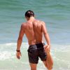 Ex-marido de Fiorella Mattheis, Flávio Canto se exercita em praia do Rio