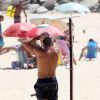 Ex-marido de Fiorella Mattheis, Flávio Canto se exercita em praia do Rio