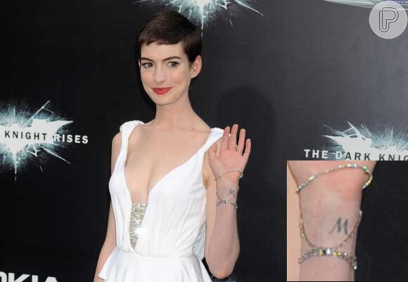 No pulso esquerdo, Anne Hathaway tem tatuado um 'M'