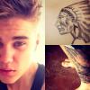 A tatuagem mais recente de Justin Bieber foi feita na panturilha. É o desenho de mãos em sinal de prece. No ombro esquerdo, o cantor tem um índio