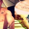 Justin tem um coroa no peito esquerdo, a palavra 'Believe' e uma coruja no antebraço esquerdo e algarismos romanos acima do peito direito