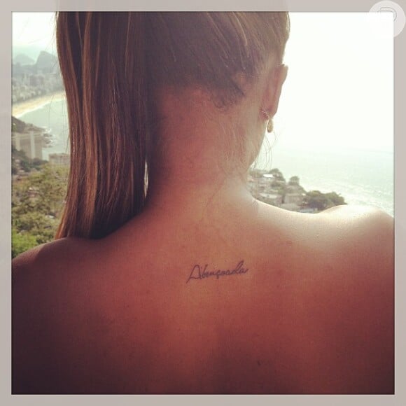 Em janeiro deste ano, Roberta Rodrigues postou em seu Instagram uma foto da sua nova tatuagem nas costas escrito 'abençoada'