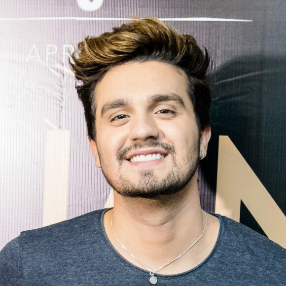 Luan Santana agitou fãs ao compartilhar primeira foto com nova 'morena' em gravação de clipe