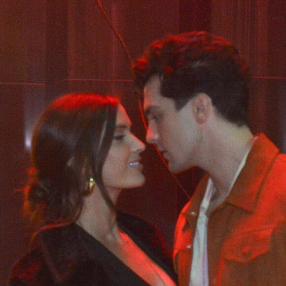 Luan Santana e Natália Barulich quase deram beijo na gravação de clipe