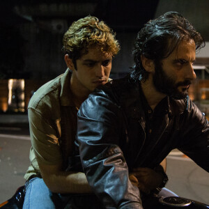 A relação de Pedro Dom (Gabriel Leone) com o pai, Victor (Flavio Tolezani), é explorada na série 'Dom'