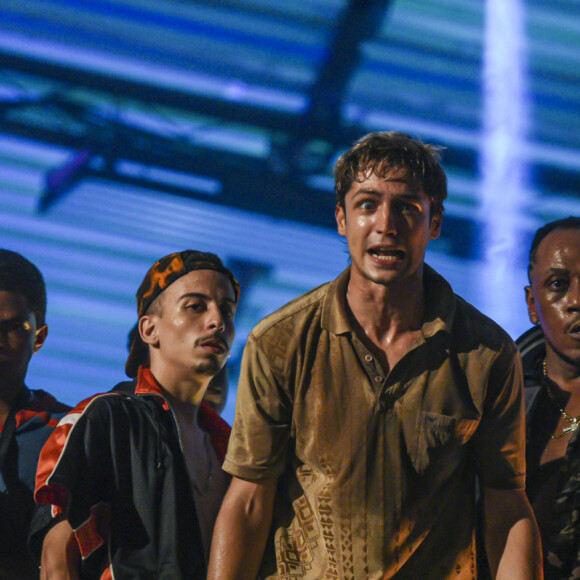 Gabriel Leone vive o bandido Pedro Dom na série 'Dom'