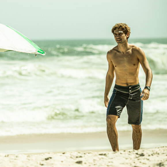 Gabriel Leone pintou o cabelo e usou lentes de contato na série Dom