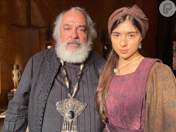 Juhlia Ficer contracena com Roberto Bonfim na novela 'Gênesis'