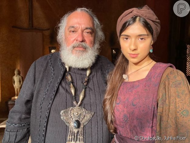Juhlia Ficer contracena com Roberto Bonfim na novela 'Gênesis'