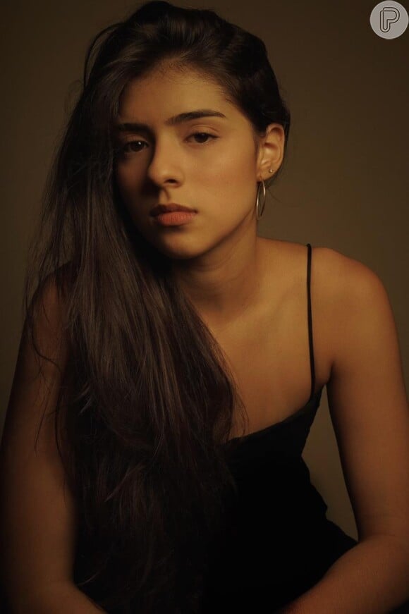 Juhlia Ficer tem 21 anos, é natural de Goiás e estreia em novelas em 'Gênesis'. Atriz se formou na CAL (Casa das Artes de Laranjeiras) e já esteve em peças, filme e comerciais