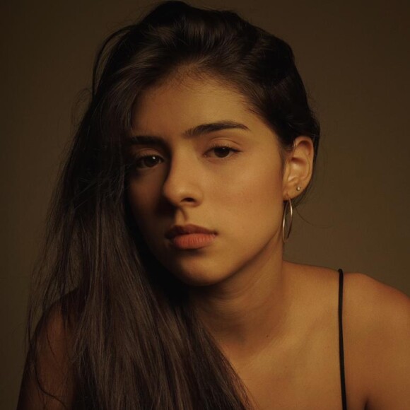 Juhlia Ficer tem 21 anos, é natural de Goiás e estreia em novelas em 'Gênesis'. Atriz se formou na CAL (Casa das Artes de Laranjeiras) e já esteve em peças, filme e comerciais