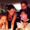 Carolina Ferraz reúne amigos para jantar em sua casa, em 18 de novembro de 2014