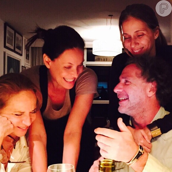 Carolina Ferraz reúne amigos para jantar em sua casa, em 18 de novembro de 2014