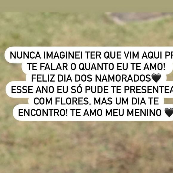 Viúva de MC Kevin vai ao túmulo do cantor no Dia dos Namorados